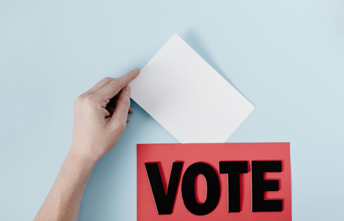 Una mano deposita su voto secreto en la urna